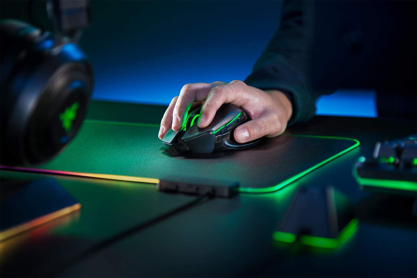 Razer Basilisk V3 - Kabelgebundene, anpassbare Gaming Maus mit Chroma RGB für PC/Mac (10+1 programmierbare Tasten, neigbares HyperScroll Mausrad, ergonomisches Design) Schwarz