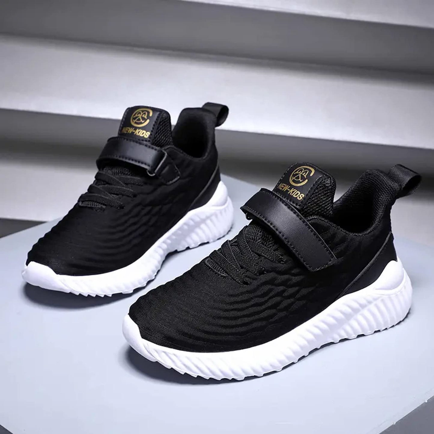 Qvxkd Turnschuhe Mädchen Schuhe turanschuhe Jungen Hallenschuhe Junge Sportschuhe Kinder Mesh Atmungsaktiv Kinderschuhe Outdoor Laufschuhe Sneaker Klettverschluss Wanderschuhe 28EU-39EU