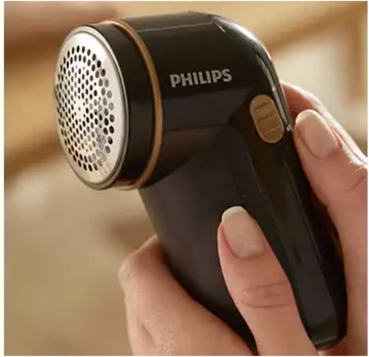 Philips Fusselentferner für alle Kleidungsstücke, entfernt kleine Knötchen, 2 Höheneinstellungen, batteriebetrieben (2 Philips AA-Batterien inkl.), 8 x 12.3 x 5.8 cm, schwarz-Gold (GC026/80)
