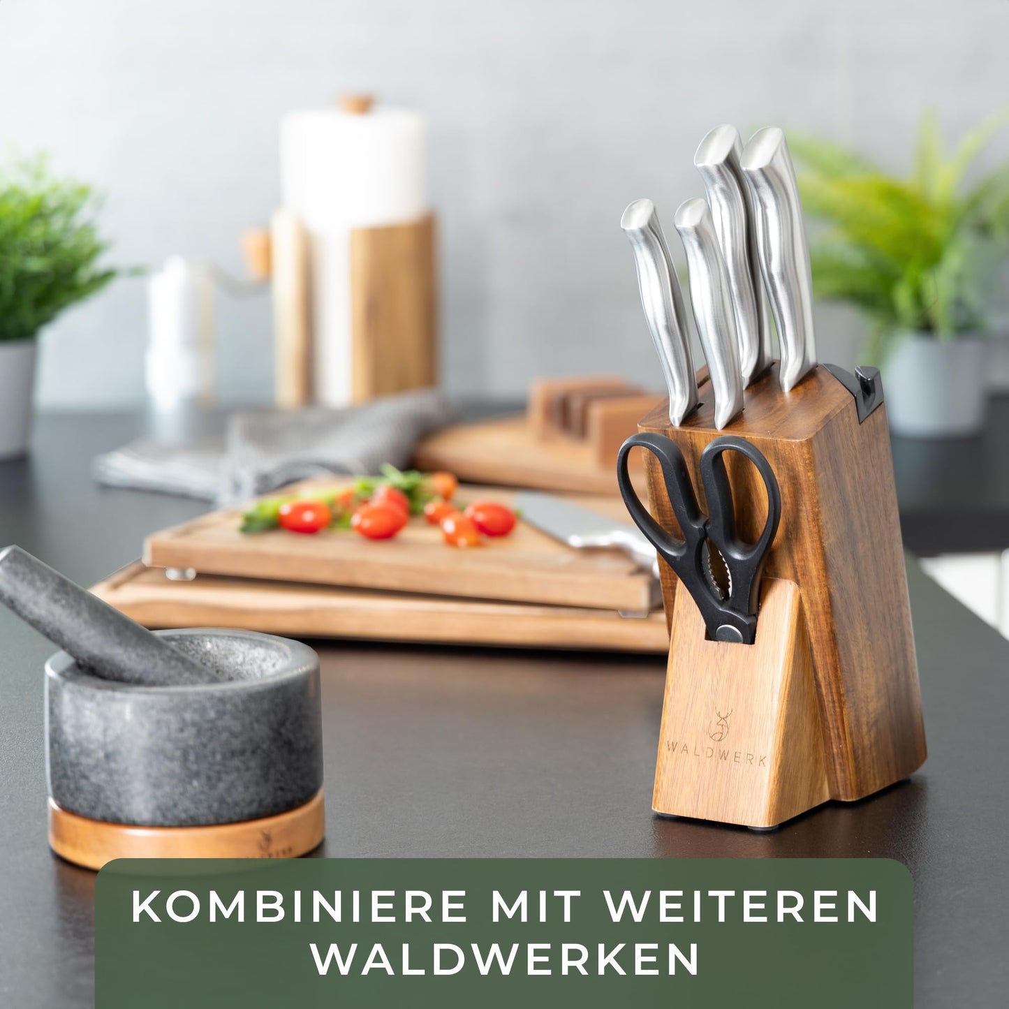 WALDWERK Küchenhelfer Set aus Teakholz - 4 teiliges Kochlöffel Set mit Pfannenwender, Holzlöffel, Nudelschöpfer und Halterung - Kochlöffel Holz - Pfannenwender Holz - Kochutensilien Set