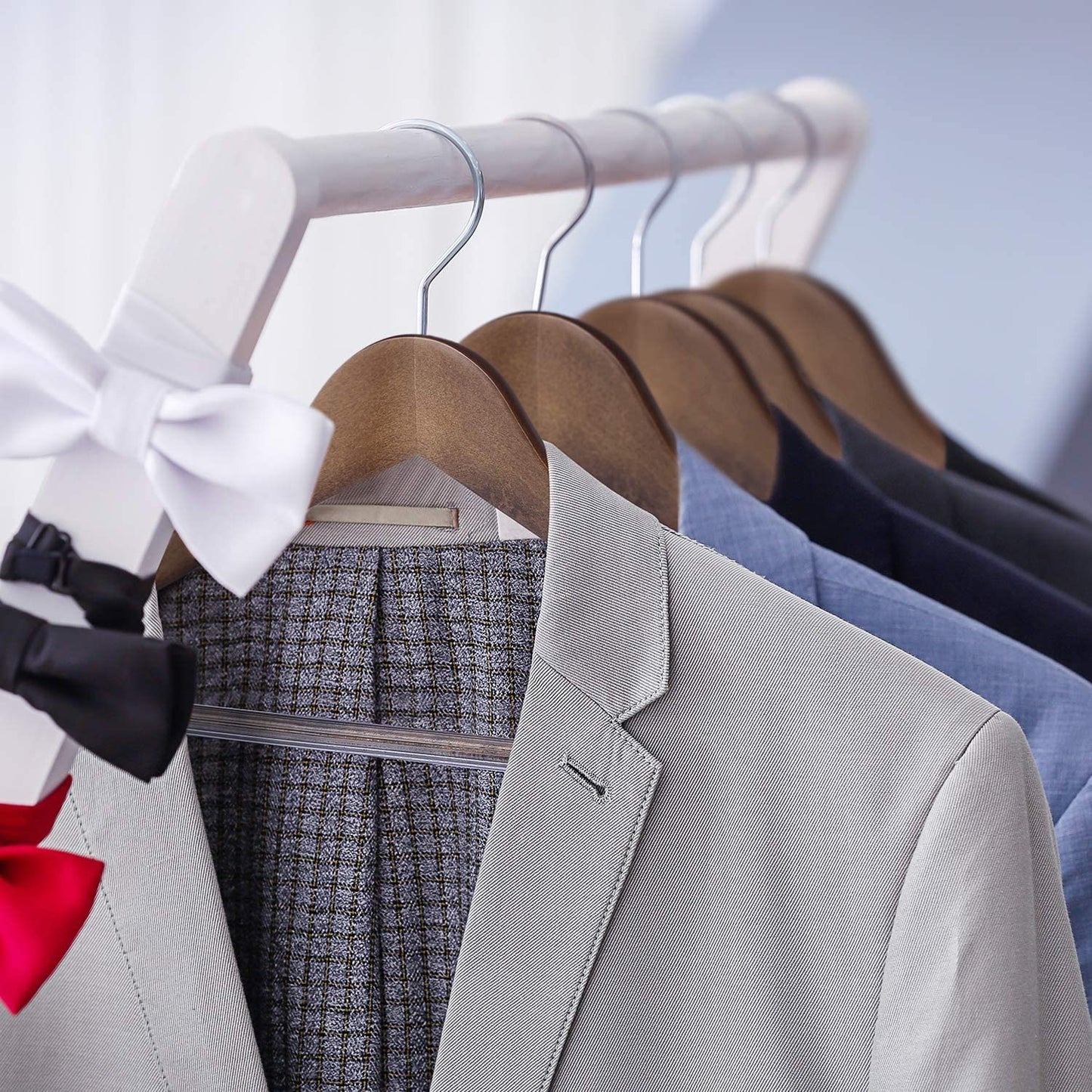 HOUSE DAY Kleiderbügel Holz Breit Kleiderbügel Holz Natur 6X Kleiderbügel rutschfest Kleiderbügel Stabil Jackbügel Anzugbügel Holzbügel, Breite Schultern rutschfeste Hosenstangen Drehbare Haken