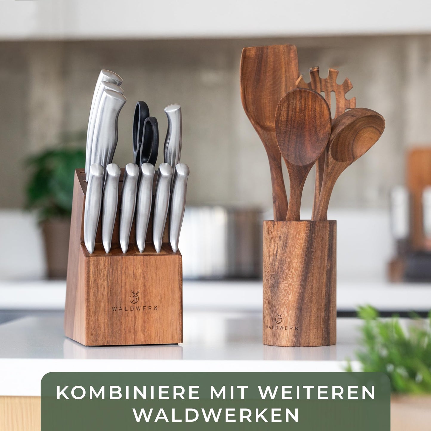 WALDWERK Küchenhelfer Set aus Teakholz - 4 teiliges Kochlöffel Set mit Pfannenwender, Holzlöffel, Nudelschöpfer und Halterung - Kochlöffel Holz - Pfannenwender Holz - Kochutensilien Set