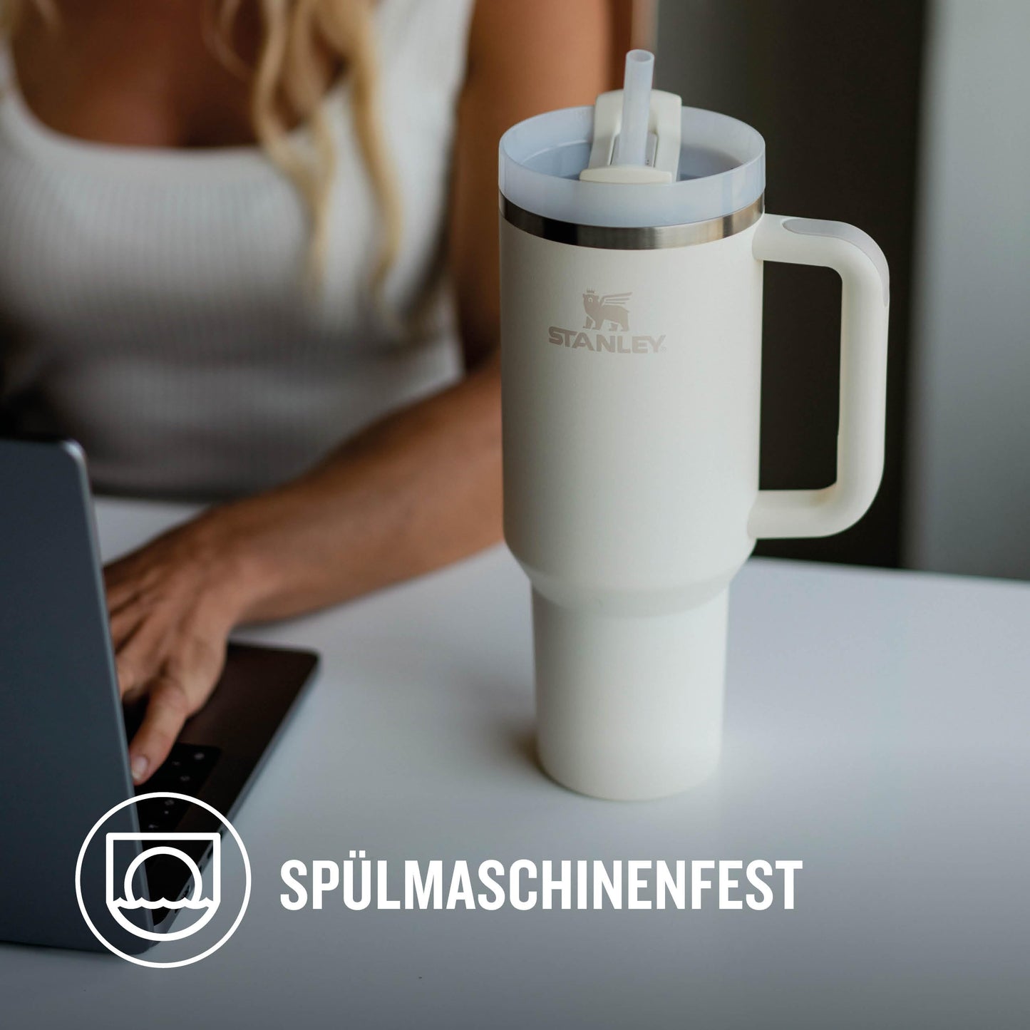 Stanley Quencher H2.0 FlowState Trinkflasche mit Strohhalm 1.18L - Thermobecher Kühlt 11 Stunden - 48 Stunden Eisgekühlt - Spülmaschinenfest - Thermosflasche BPA Frei - Kaffeebecher To Go - Cream