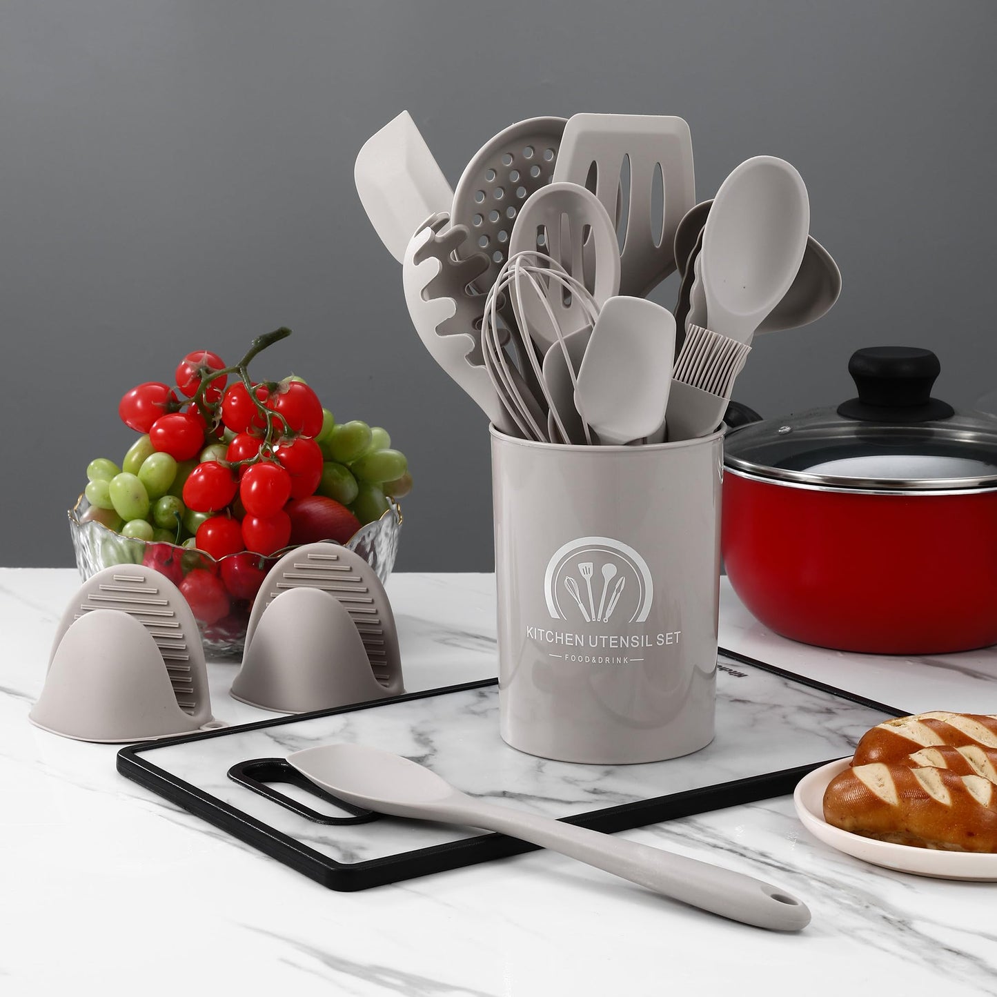 Küchenhelfer Set, 43 teiliges Küchenutensilien Set. Kochlöffel Set Silikon, Hochtemperaturbeständig und antihaftbeschichtet. Küchenutensilien beige mit Vorratsbehälter S Haken, spülmaschinenfest