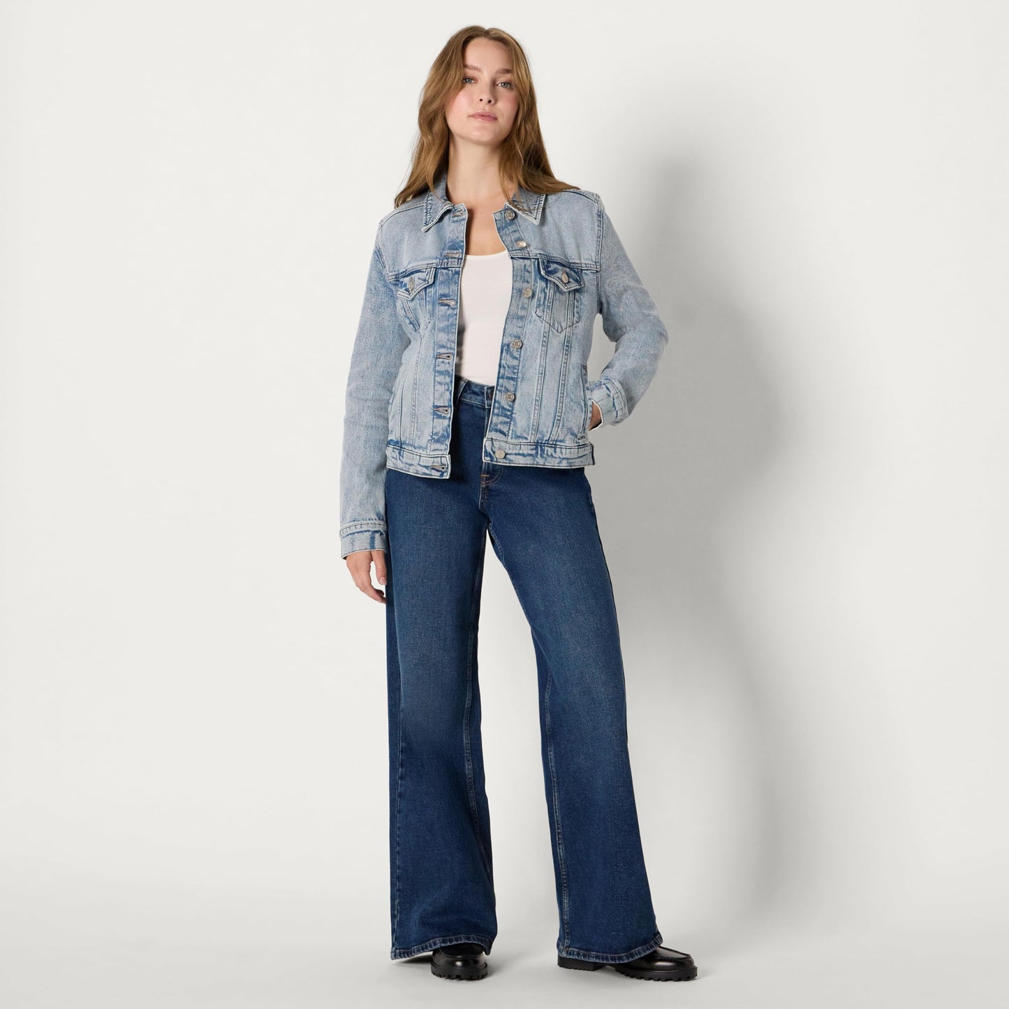 Amazon Essentials Damen Trucker-Jacke aus Denim Mit Taschen