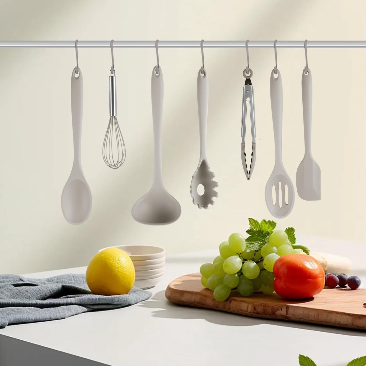 Küchenhelfer Set, 43 teiliges Küchenutensilien Set. Kochlöffel Set Silikon, Hochtemperaturbeständig und antihaftbeschichtet. Küchenutensilien beige mit Vorratsbehälter S Haken, spülmaschinenfest