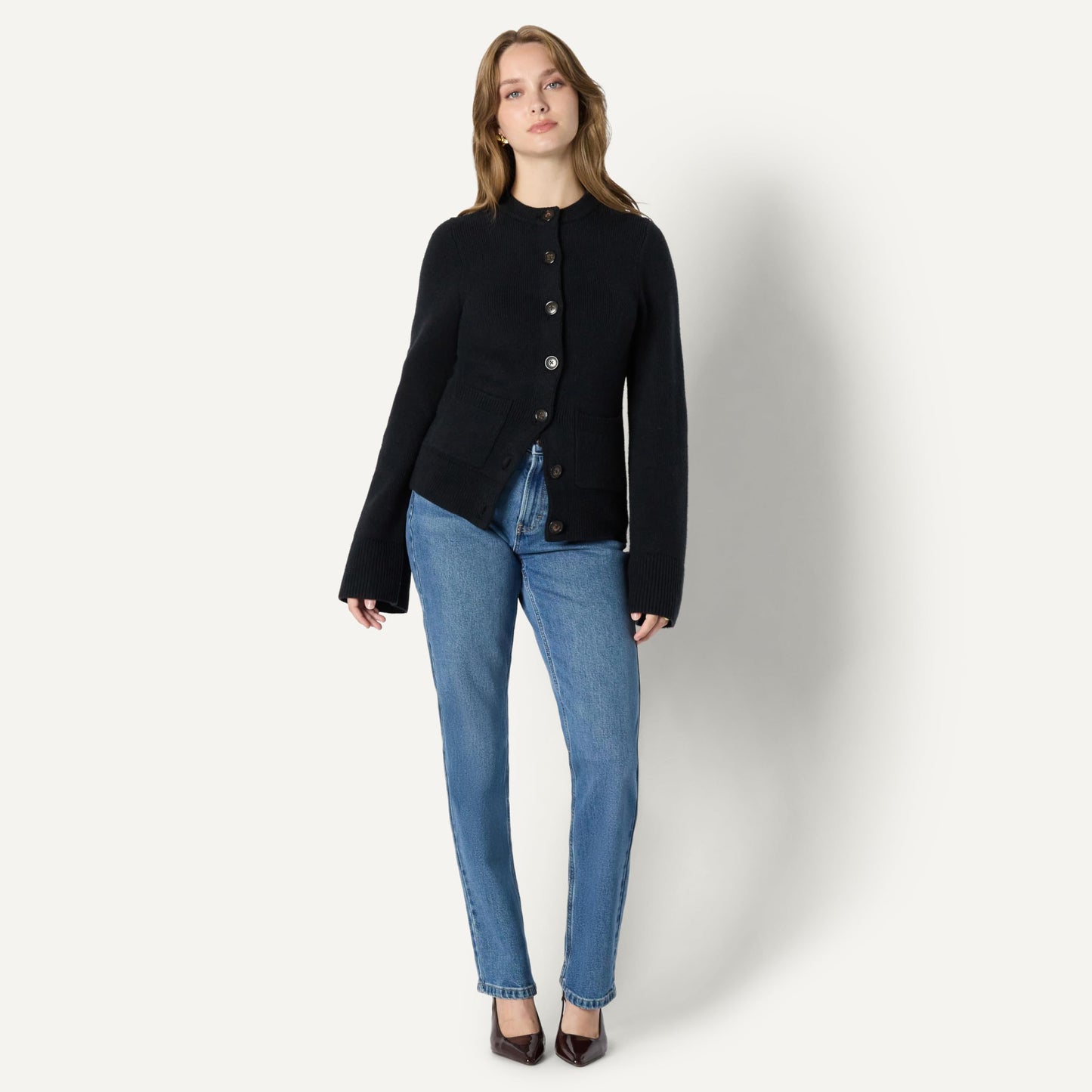 Amazon Essentials Damen Langärmelige Regular-Fit-Strickjacke mit Glockenärmeln und tailliertem Schnitt