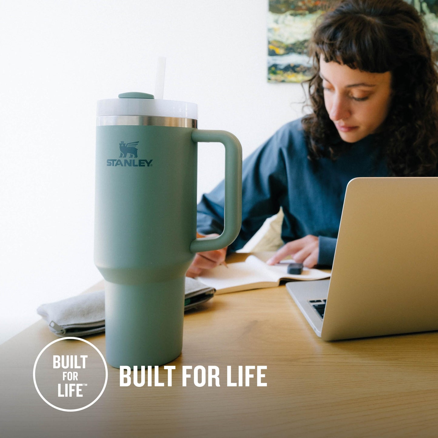 Stanley Quencher H2.0 FlowState Trinkflasche mit Strohhalm 1.18L - Thermobecher Kühlt 11 Stunden - 48 Stunden Eisgekühlt - Spülmaschinenfest - Thermosflasche BPA Frei - Kaffeebecher To Go - Cream