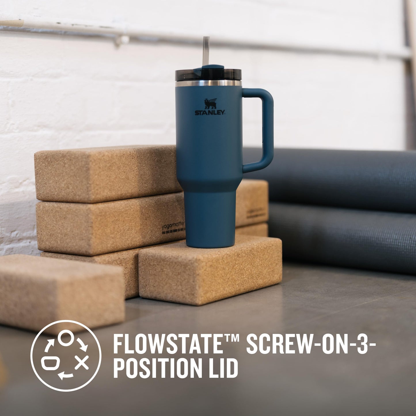 Stanley Quencher H2.0 FlowState Trinkflasche mit Strohhalm 1.18L - Thermobecher Kühlt 11 Stunden - 48 Stunden Eisgekühlt - Spülmaschinenfest - Thermosflasche BPA Frei - Kaffeebecher To Go - Cream