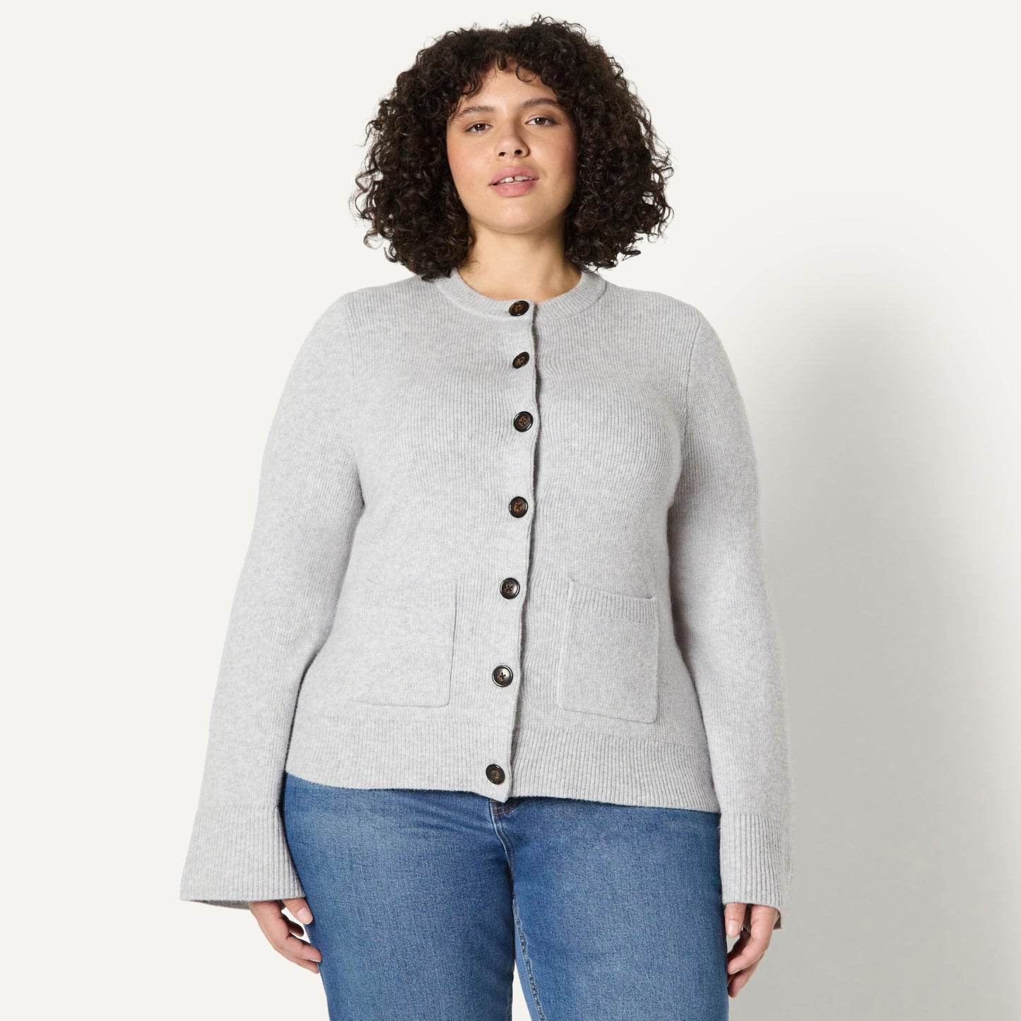 Amazon Essentials Damen Langärmelige Regular-Fit-Strickjacke mit Glockenärmeln und tailliertem Schnitt