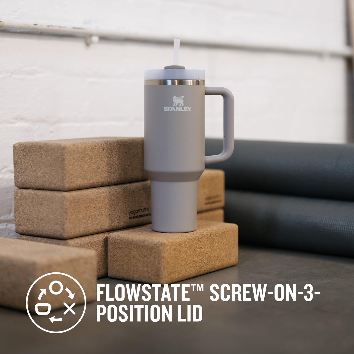 Stanley Quencher H2.0 FlowState Trinkflasche mit Strohhalm 1.18L - Thermobecher Kühlt 11 Stunden - 48 Stunden Eisgekühlt - Spülmaschinenfest - Thermosflasche BPA Frei - Kaffeebecher To Go - Cream