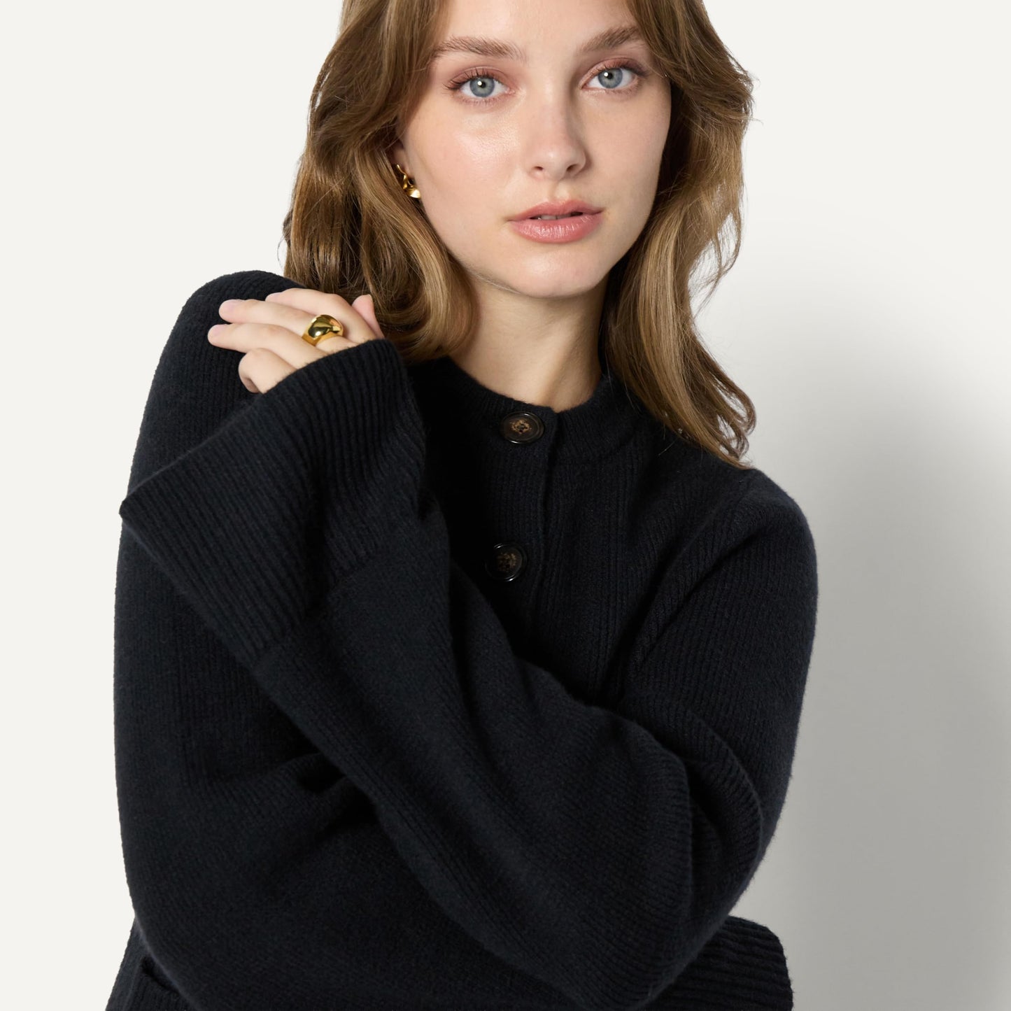 Amazon Essentials Damen Langärmelige Regular-Fit-Strickjacke mit Glockenärmeln und tailliertem Schnitt