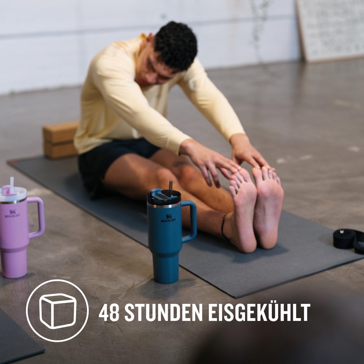 Stanley Quencher H2.0 FlowState Trinkflasche mit Strohhalm 1.18L - Thermobecher Kühlt 11 Stunden - 48 Stunden Eisgekühlt - Spülmaschinenfest - Thermosflasche BPA Frei - Kaffeebecher To Go - Cream