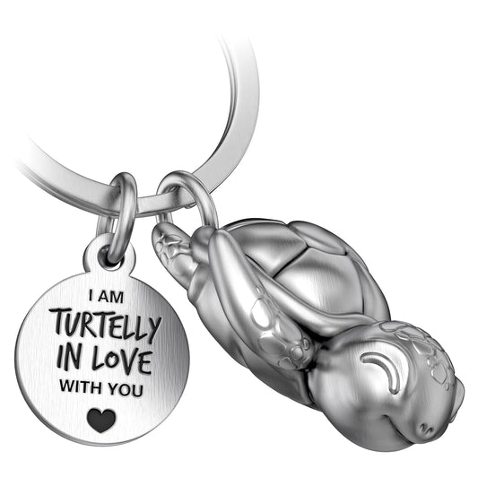 FABACH Schildkröte Schlüsselanhänger Snappy mit Herz und Gravur - Süßer Schildkröten Schlüsselanhänger - Liebe Glücksbringer Schildkröte als Geschenk für Partner - Turtelly in Love