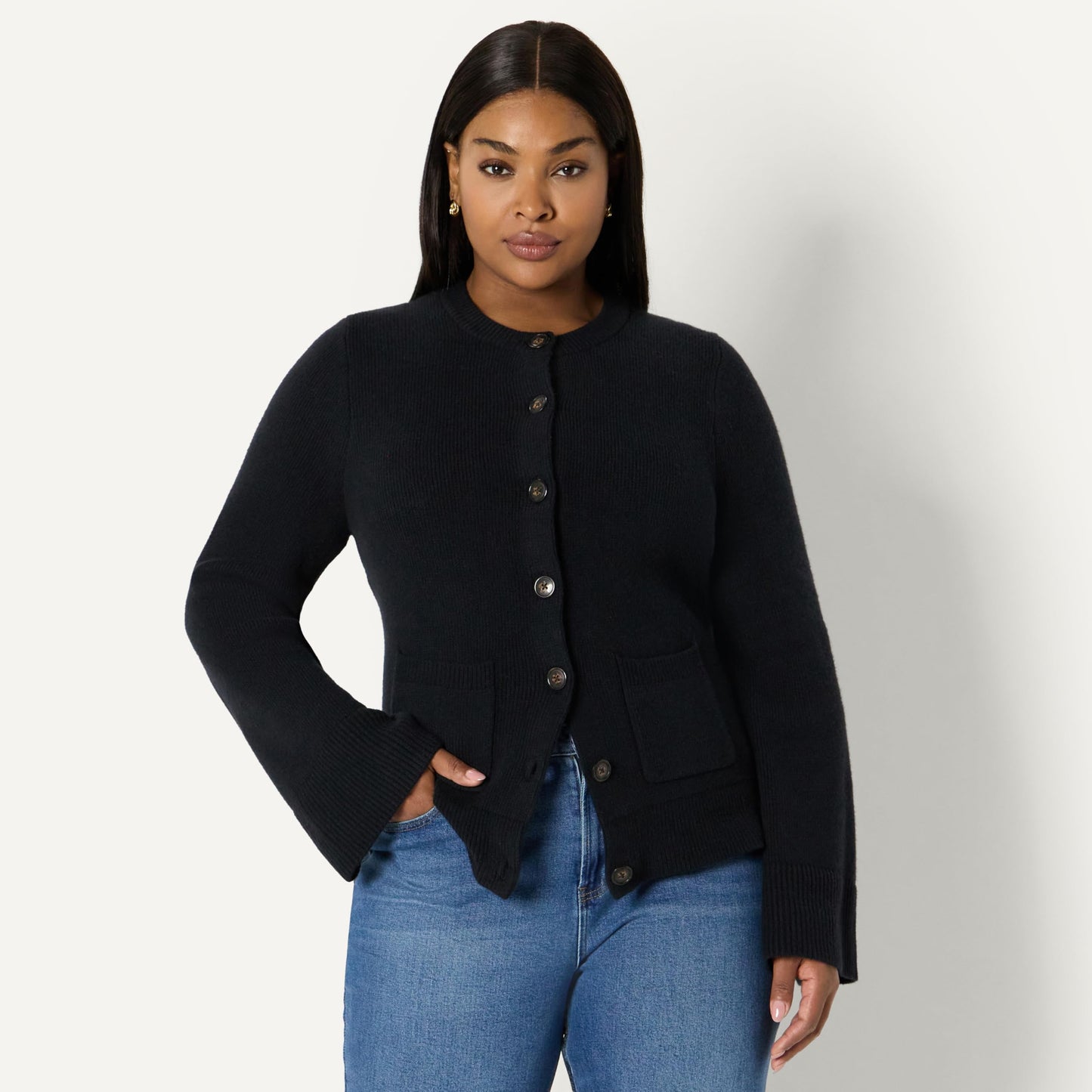 Amazon Essentials Damen Langärmelige Regular-Fit-Strickjacke mit Glockenärmeln und tailliertem Schnitt
