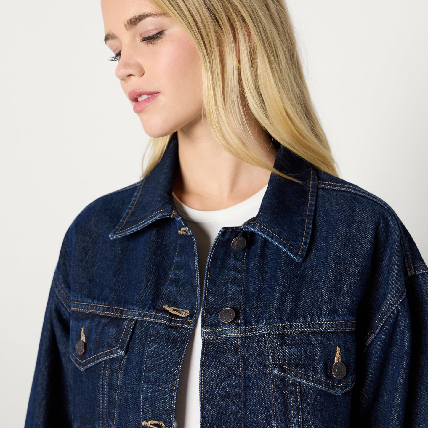 Amazon Essentials Damen Trucker-Jacke aus Denim Mit Taschen